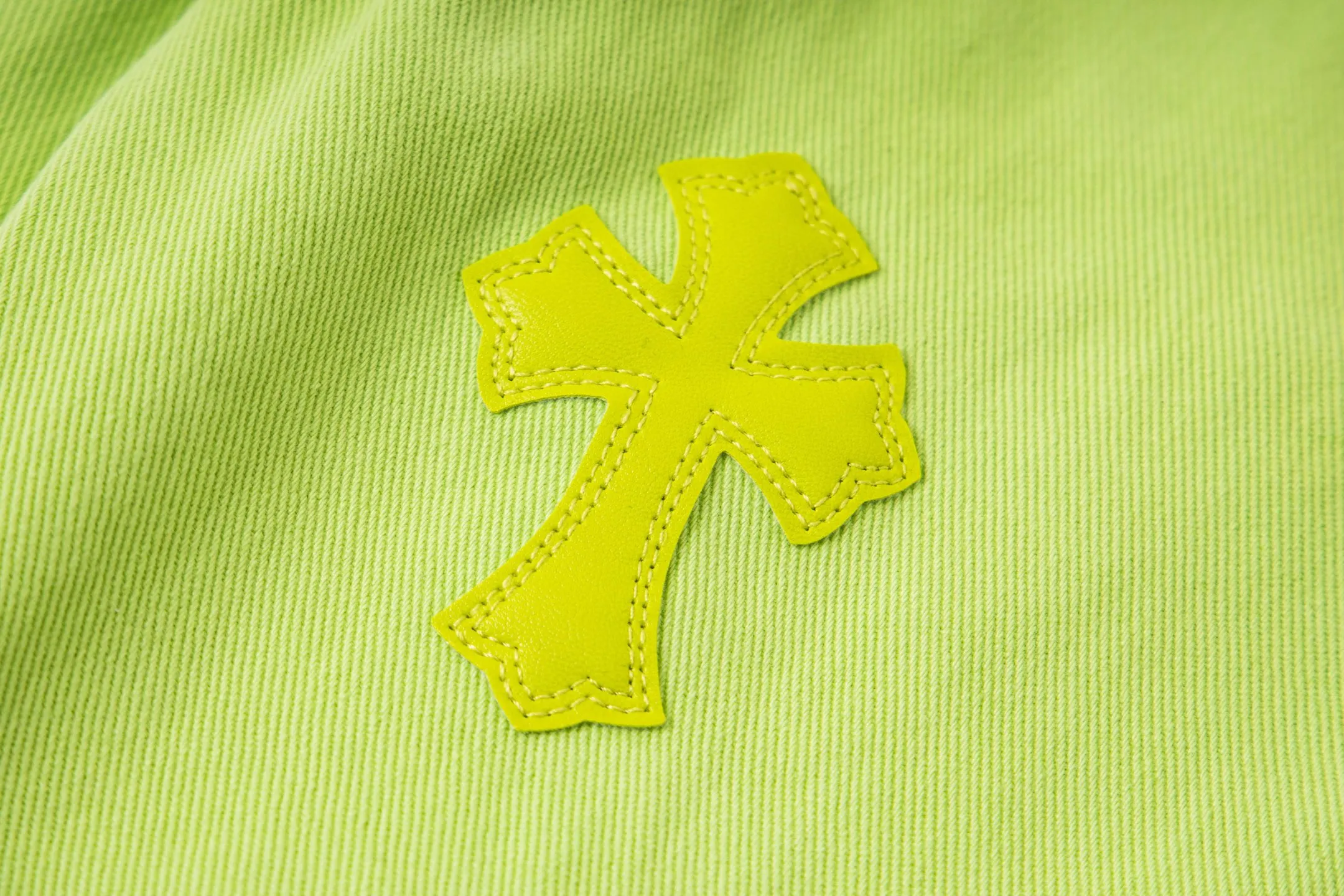 P250 Chrome Hearts dopamine green denim and black and yellow leather couple jeans are a hot trend this season and are sought after by countless celebrities and fashionistas. The neat details of the cutting process add color to the playful fashion! The neat and meticulous design, and the well-fitting structure is unique. The upper body not only has outstanding recognition, but also looks younger and younger. A style with the ultimate wearing meaning and performance, gorgeous color matching, and the craftsmanship of this style is also extremely extraordinary. After the finished product is washed, it is disassembled and hand-made with sheepskin cross leather and then spliced ​​together to complete. The whole piece has too many craftsmanship to describe. It is decorated with patchwork cross flowers and high-waisted washed jeans! ! Absolutely high-end luxury product, a god-level single product, a super popular product, made by top heavy industry, a magic weapon that cannot be missed to hit the streets. Style number: 1829# Size: 28 30 32 34 Color: green